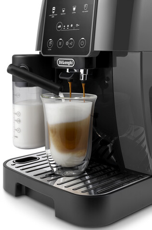 Una macchina da caffè DeLonghi eroga caffè e latte in un bicchiere. Il bicchiere contiene strati di latte e caffè.