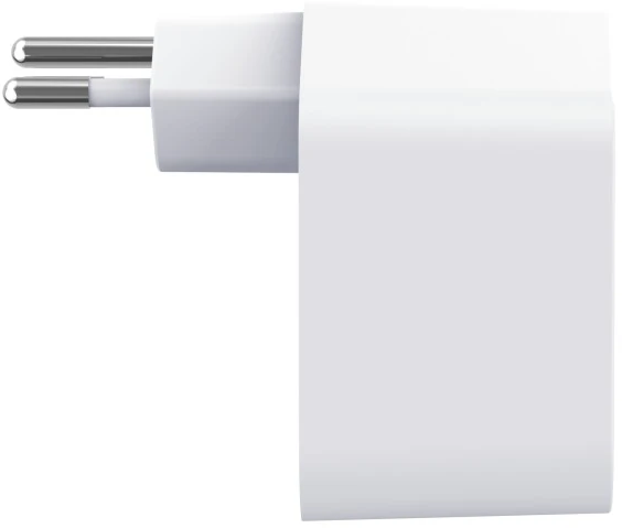 Un adaptateur secteur européen blanc. Deux broches argentées dépassent du coin supérieur gauche. Le corps principal est rectangulaire.