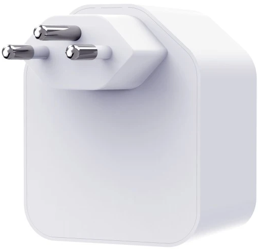 Un adaptateur secteur blanc avec trois broches argentées. Le corps est blanc et rectangulaire avec des bords incurvés.