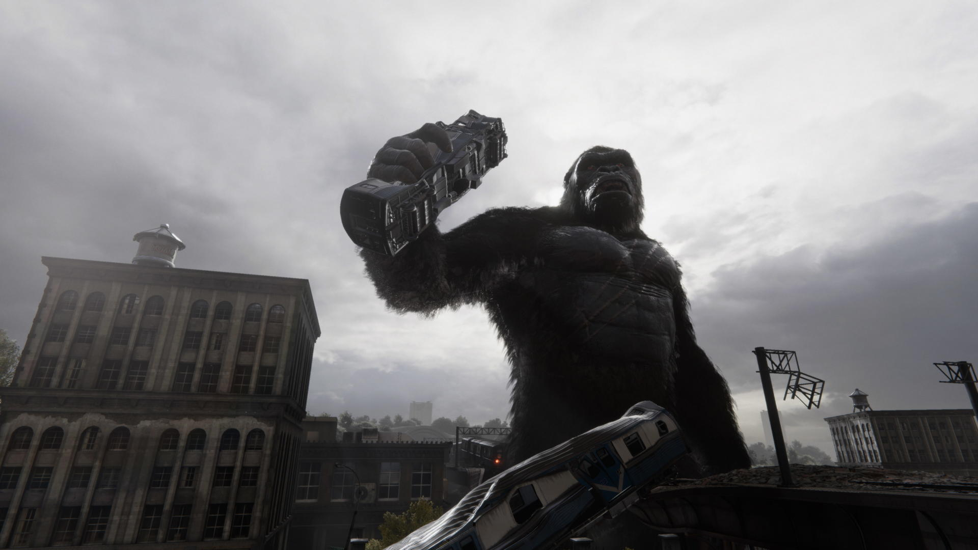 Riesiger Gorilla, der ein Gebäude und einen Zug hält und eine Stadt zerstört. Bewölkter Himmel, Gebäude im Hintergrund.