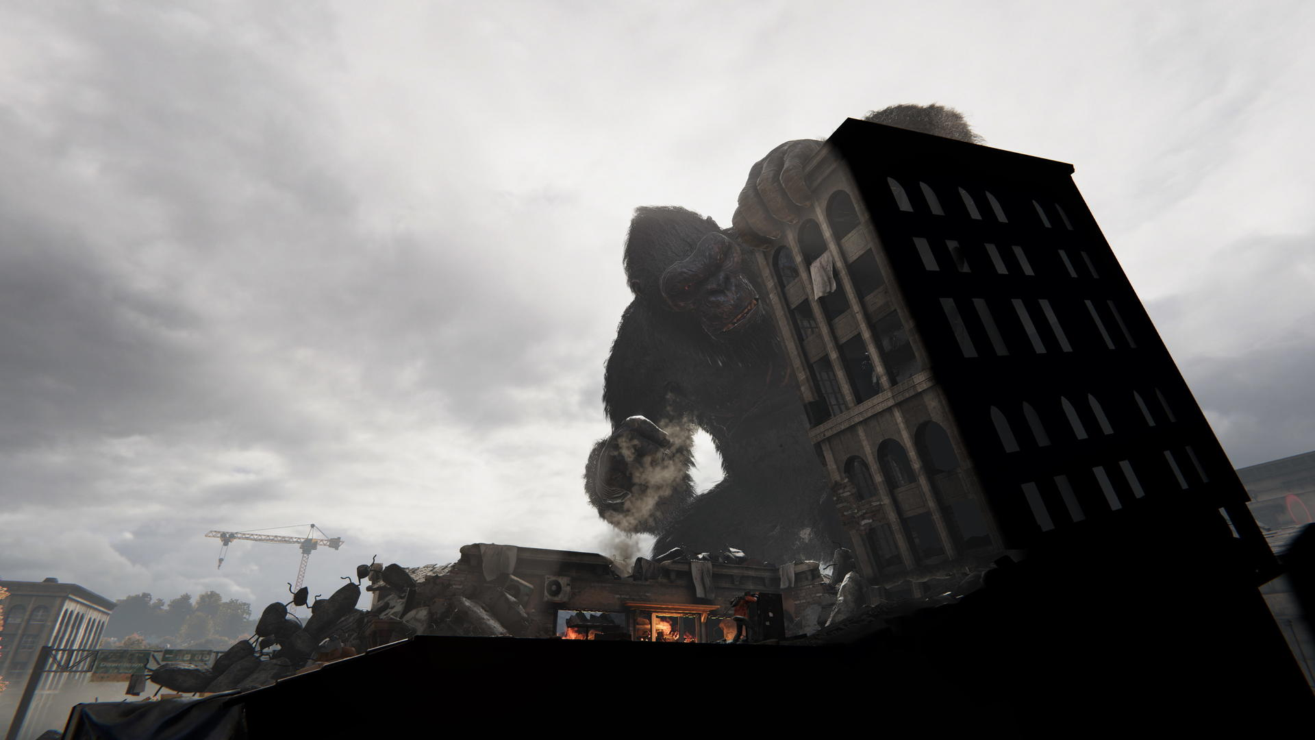 Ein riesiger Gorilla überragt eine Stadt und zerschmettert Gebäude. Rauch steigt auf, im Hintergrund ist ein Kran zu sehen, und der Himmel ist bedeckt.