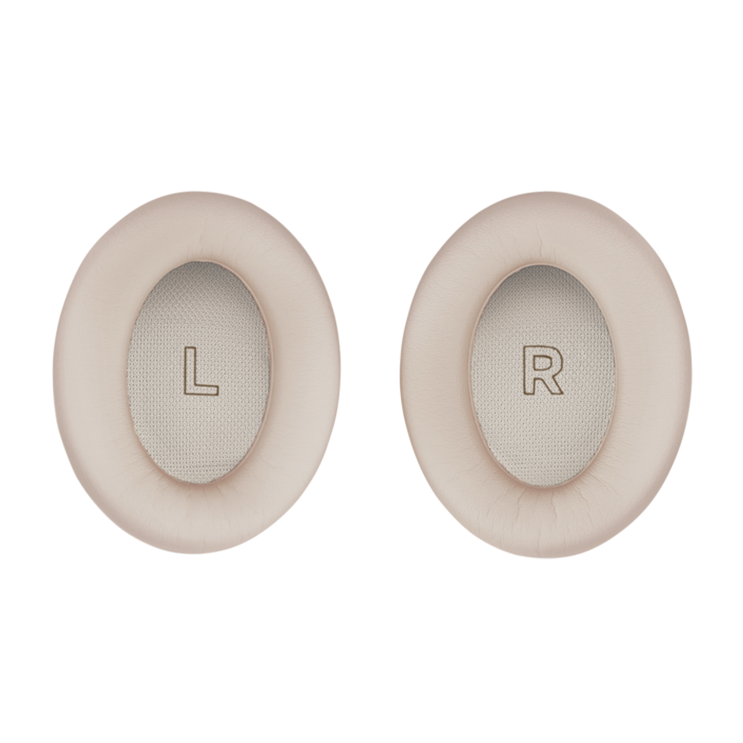 Due cuscinetti auricolari beige per cuffie. Uno contrassegnato con 'L' e l'altro con 'R'. Sfondo bianco.