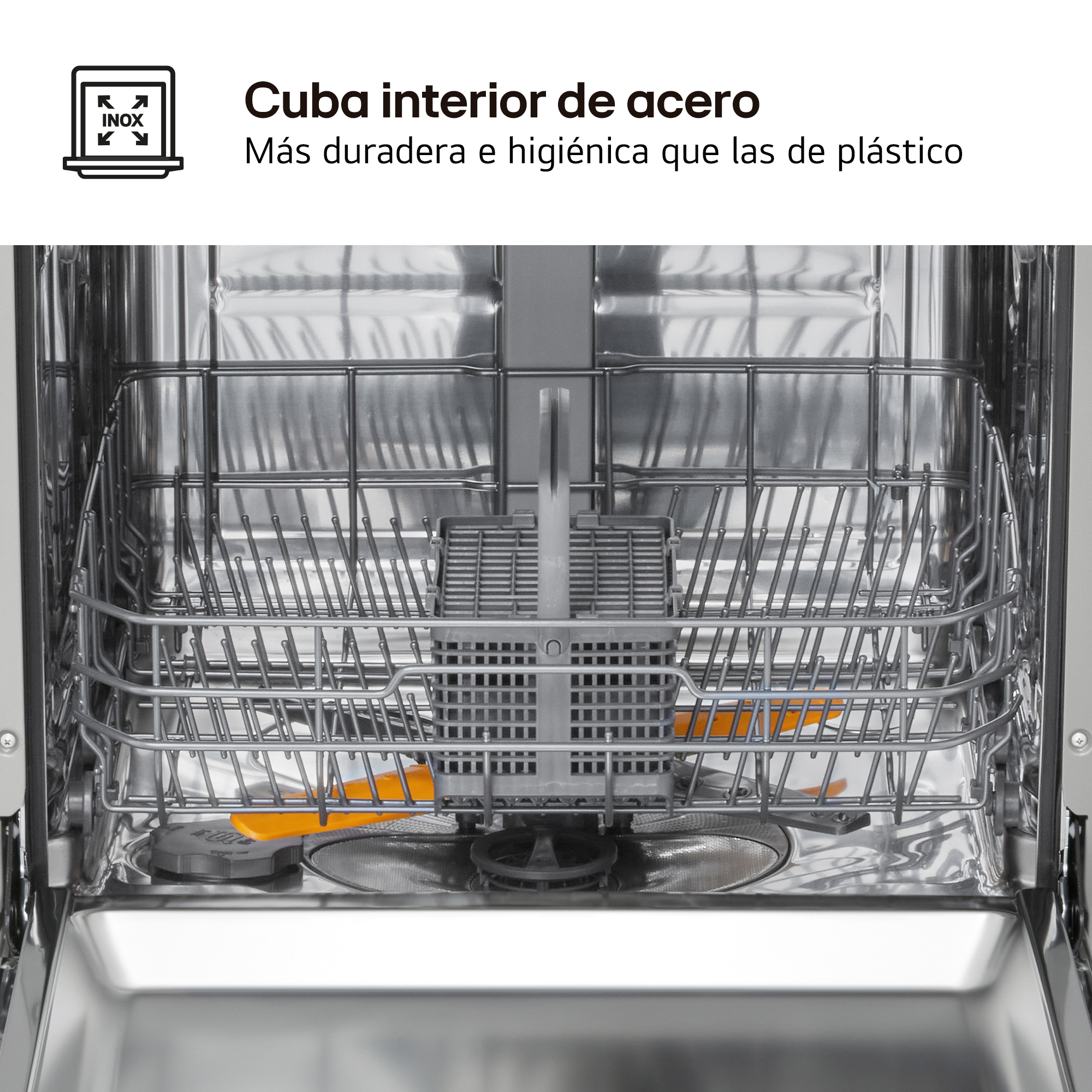 Cuba interior de acero. Más duradera e higiénica que las de plástico. Vista frontal del interior inoxidable del lavavajillas.