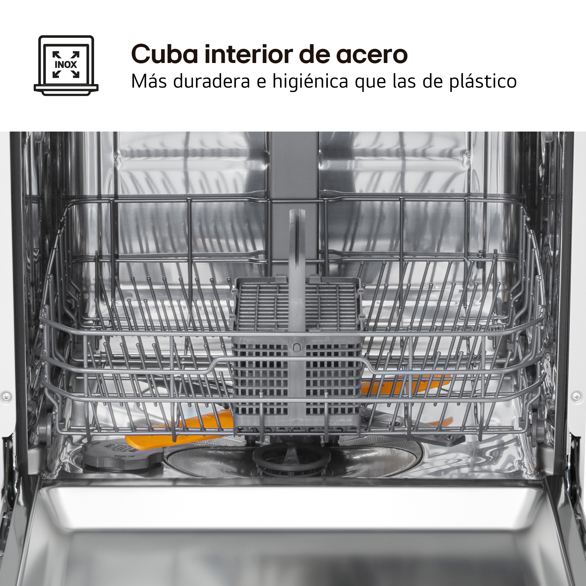 Interior de lavavajillas con interior de acero inoxidable. Muestra rejillas, brazos rociadores e interior.