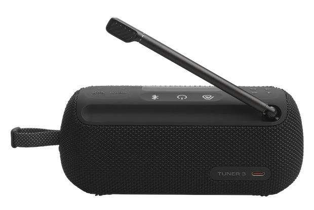 Czarny przenośny radioodtwarzacz z anteną, przyciskami i paskiem do noszenia. Radio ma fakturę podobną do tkaniny i port USB-C.