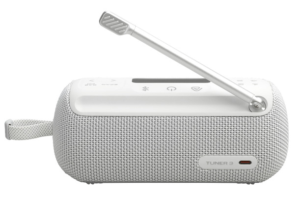 Białe radio JBL Tuner 3 z anteną. Ma uchwyt z boku. Przyciski na górze dla Bluetooth, zasilania i głośności.
