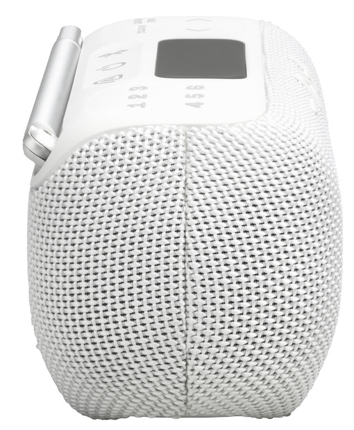 Białe radio z głośnikiem z siatki. Antena jest wysunięta. Widoczne są liczby i symbole. Radio znajduje się na białym tle.