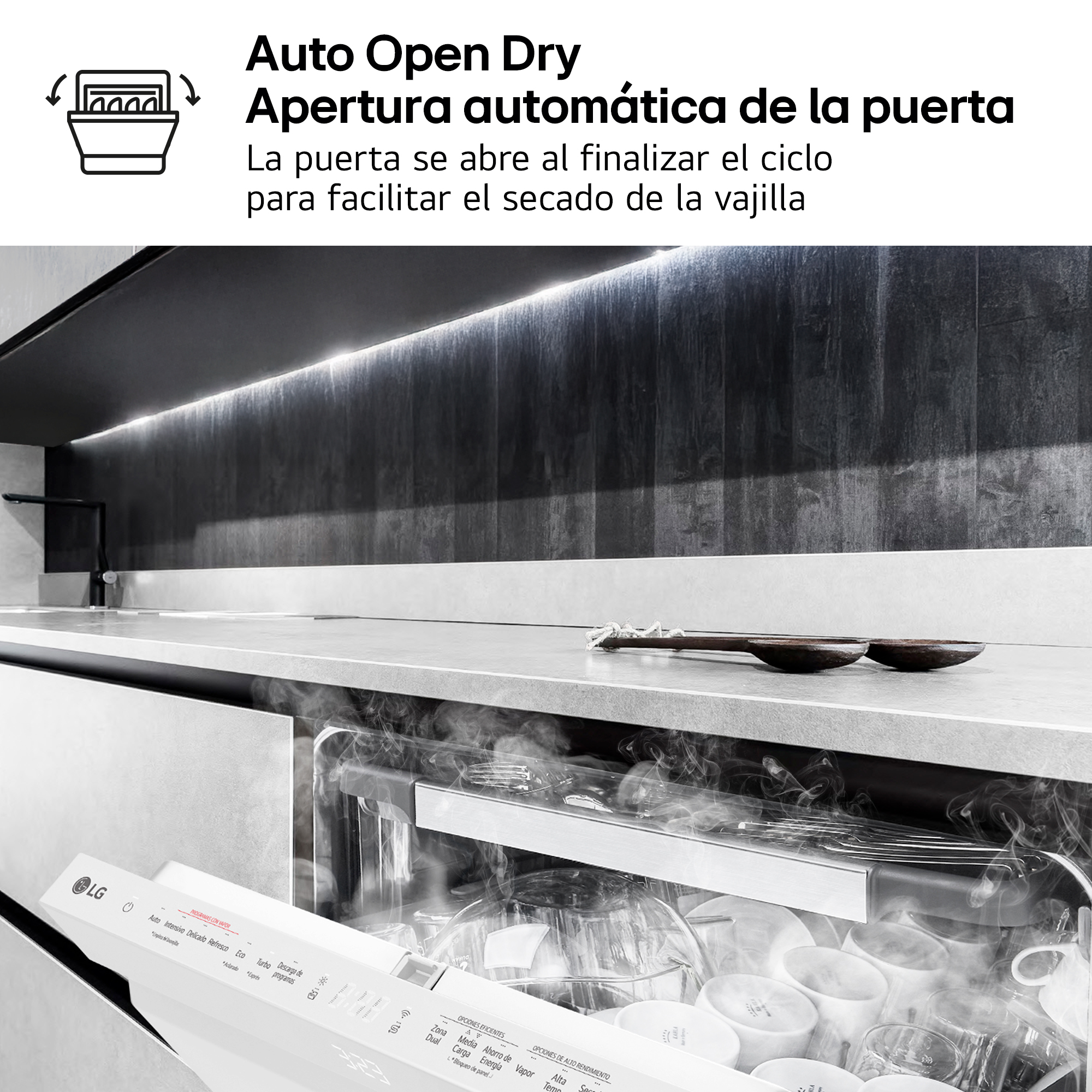 Lavavajillas con puerta abierta. Se ve vapor, con platos limpios dentro. Texto: Auto Open Dry, apertura automática de puerta para secado.