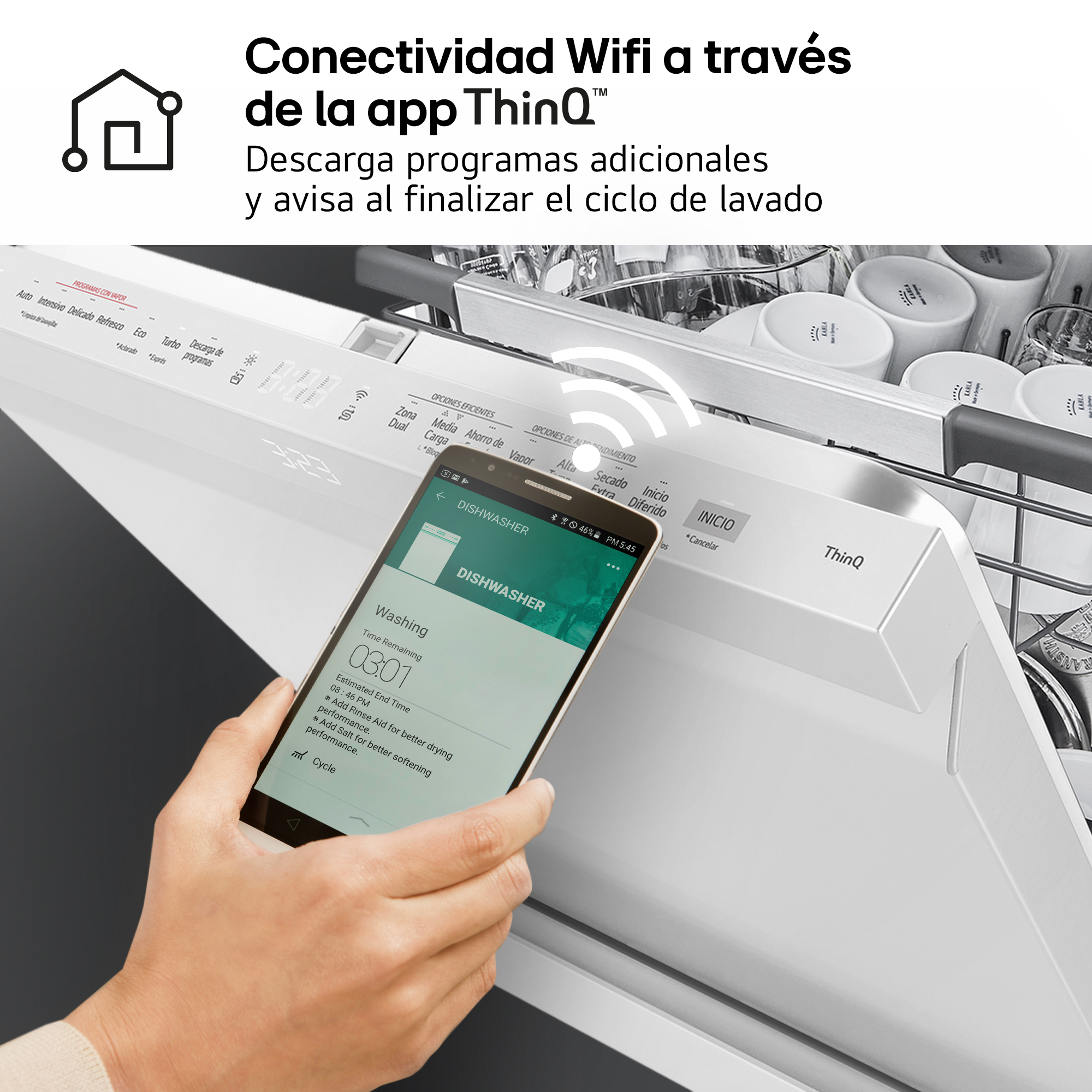 Una mano sostiene un teléfono que muestra la configuración del lavavajillas. Un lavavajillas blanco está en el fondo.