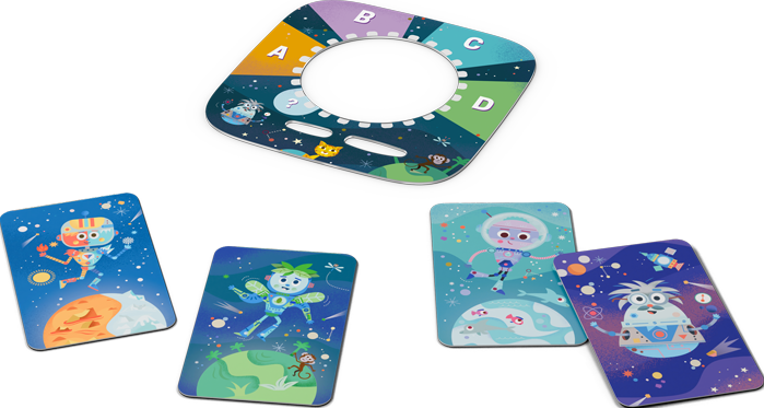 Un gioco con carte a tema spaziale e una tavola rotante. Le carte presentano robot, pianeti e creature spaziali. La tavola ha lettere.