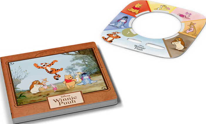 Un libro di Winnie the Pooh e un gioco abbinato. Il libro mostra Pooh e i suoi amici. Il tabellone ha personaggi di Pooh attorno a un cerchio.