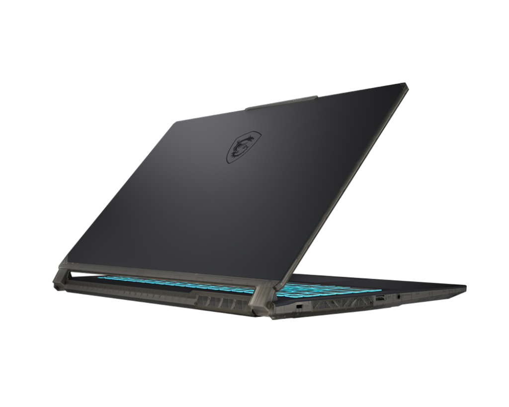 Egy sötét laptop fekete háttéren nyitva. A billentyűzet kék háttérvilágítással rendelkezik. Az MSI logója látható a fedélen.