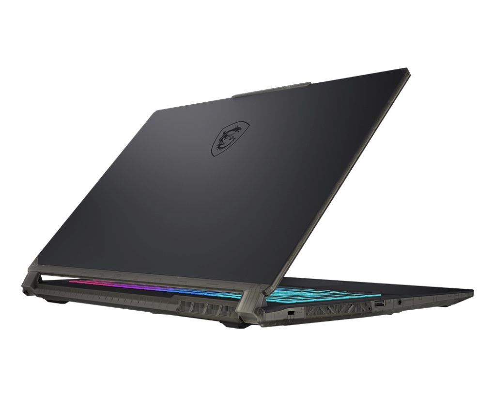 Egy sötétszürke laptop nyitva van, a billentyűzetet színes fényekkel mutatja. Az MSI logó a laptop fedelén, fekete háttér előtt látható.