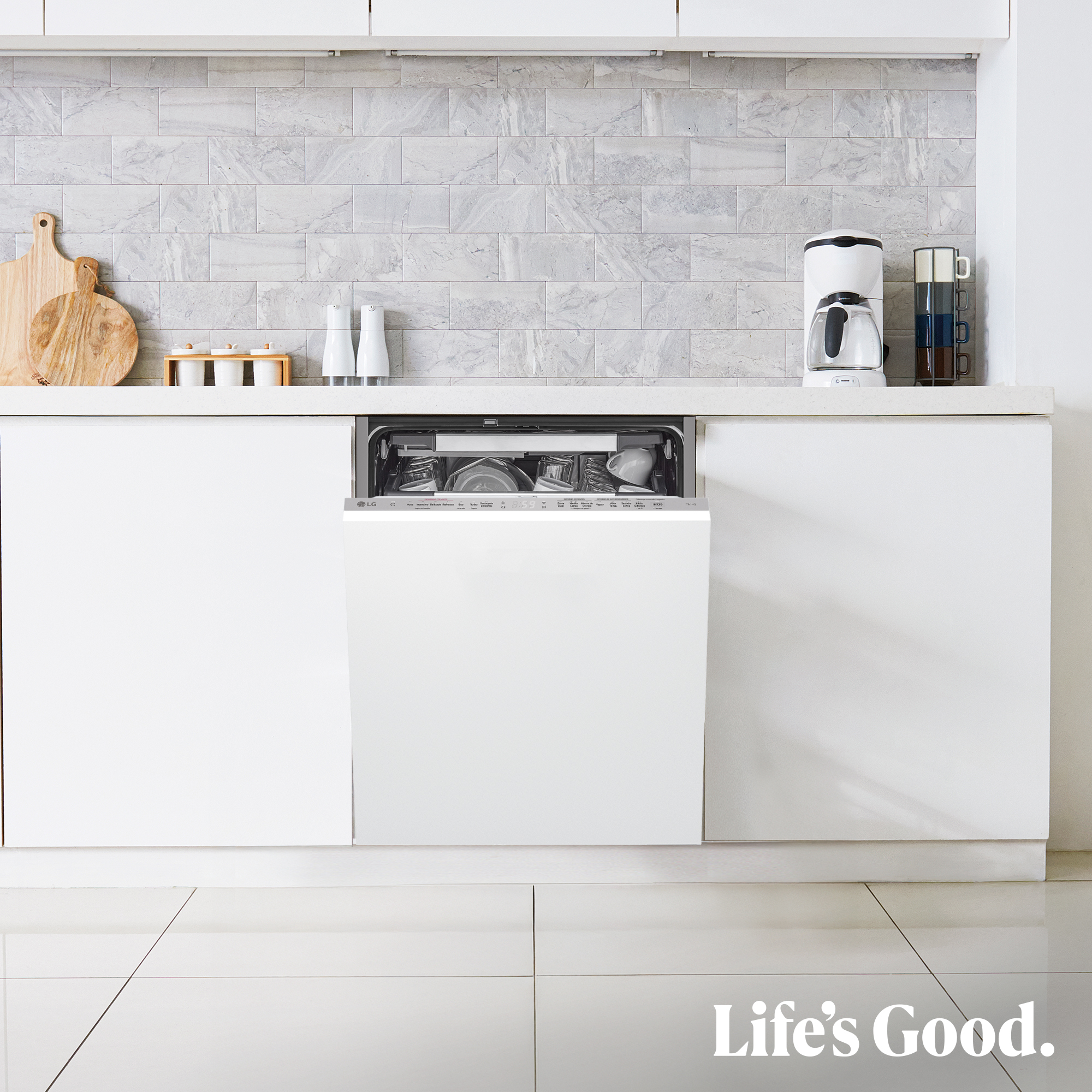 Una cocina moderna con lavavajillas abierto. Tiene gabinetes blancos, un salpicadero de baldosas grises y texto Life's Good.
