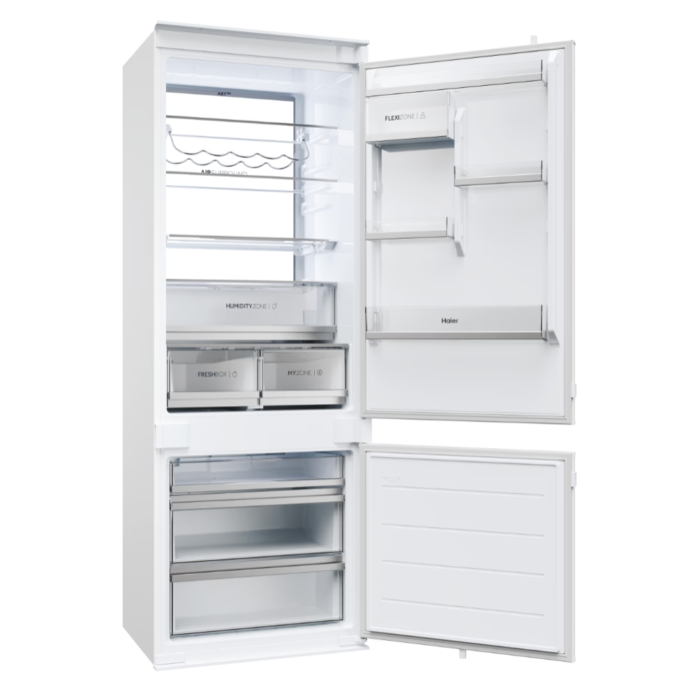 Egy fehér hűtőszekrény nyitott ajtókkal. Belsejében polcok, fiókok és rekeszek találhatók, 'FRESHBOX' és 'HYZONE' feliratokkal.
