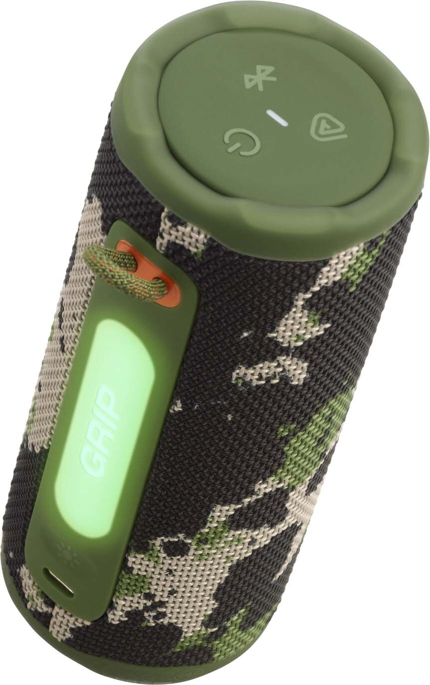 Cylindryczny głośnik z wzorem kamuflażu. Ma zielony wierzch z przyciskami i zielony uchwyt z napisem 'GRIP'. Ma pomarańczowy pasek.