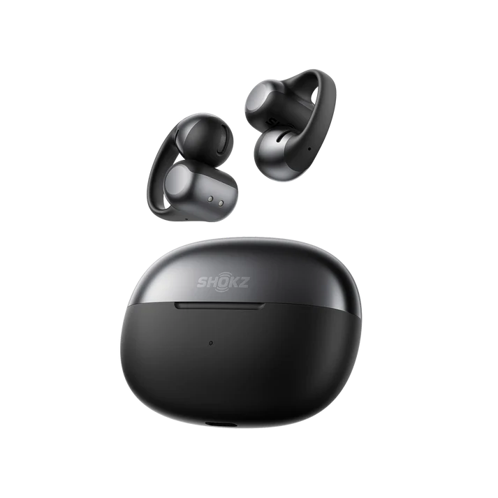 Un estuche de carga de auriculares Shokz negro y dos auriculares. Los auriculares son negros y grises. El estuche es negro y gris.