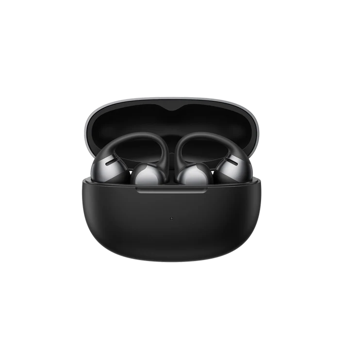 Estuche negro para auriculares con tapa abierta. Dos auriculares plateados están dentro. El fondo es negro.