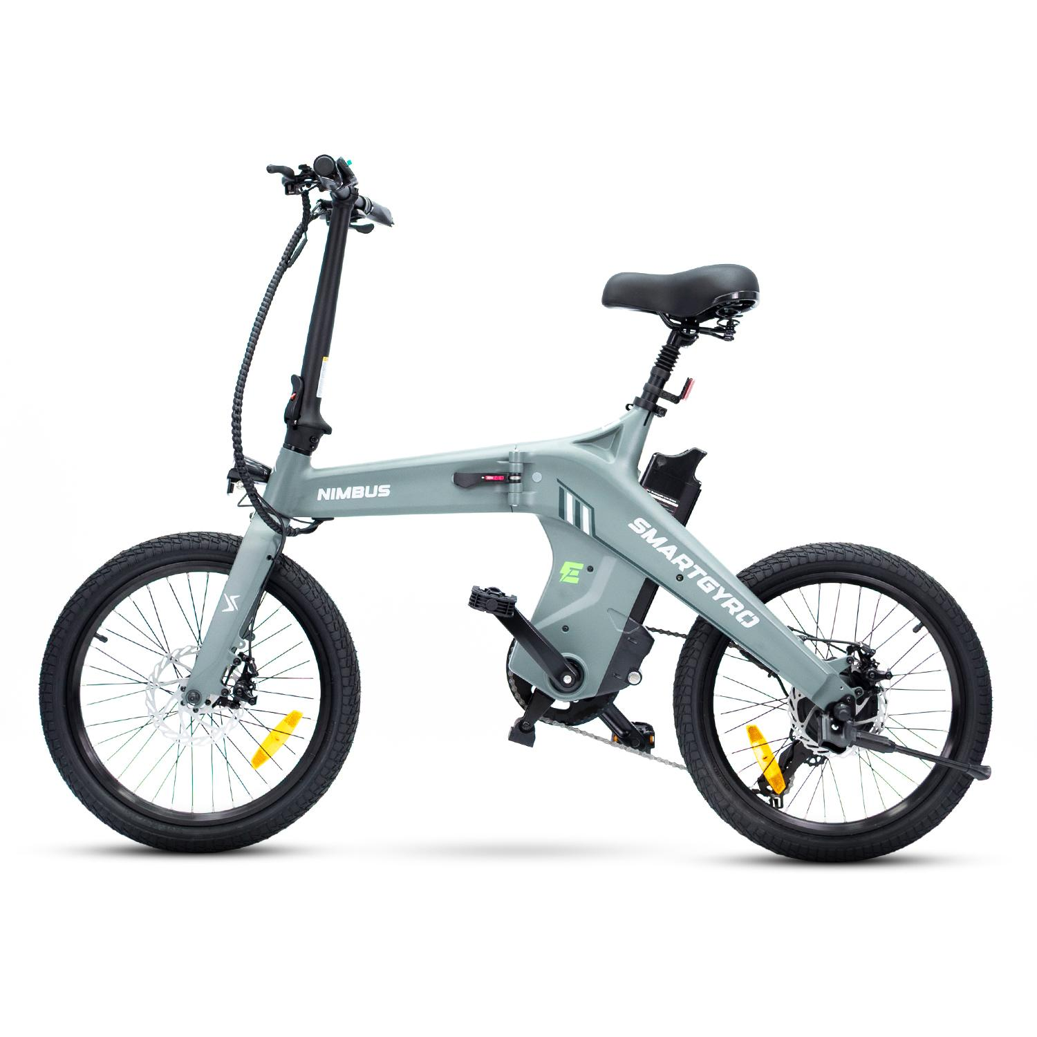 Una bicicleta eléctrica plegable Nimbus Smartgyro de color gris claro. Tiene neumáticos, asiento y manillar negros sobre fondo blanco.