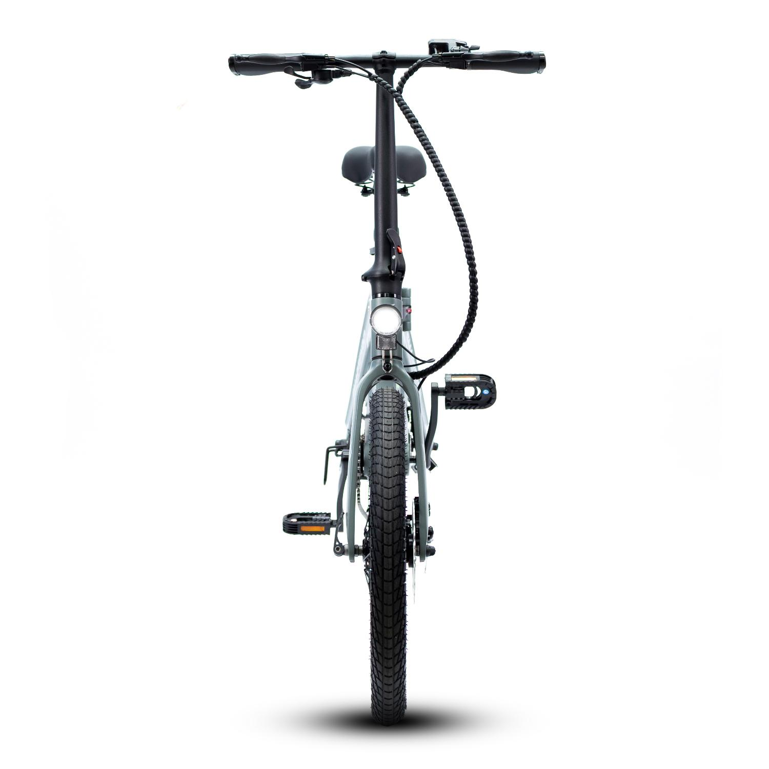 Una bicicleta se muestra desde el frente, con manillar, asiento, pedales, luz delantera y un solo neumático. Está sobre fondo blanco.