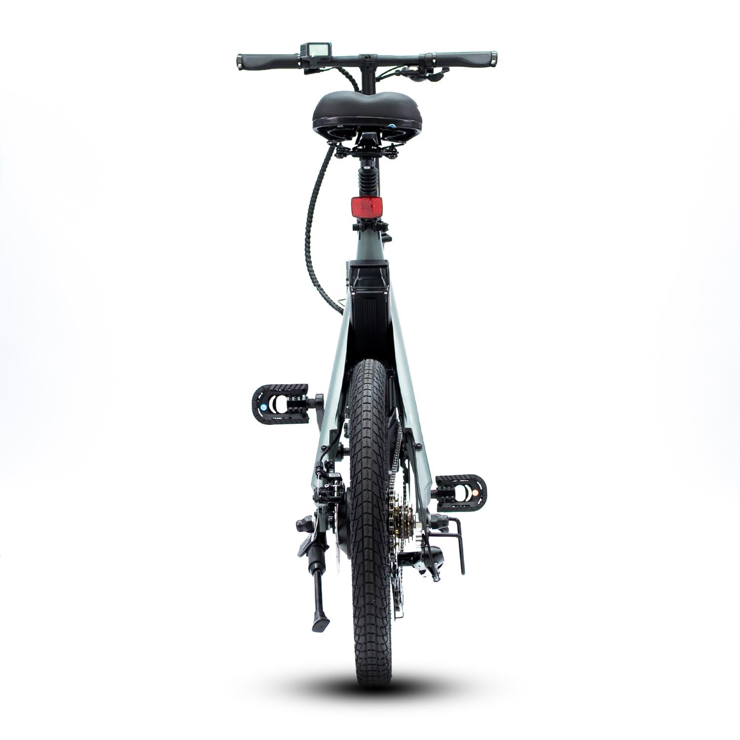 Una bicicleta eléctrica centrada sobre fondo blanco. Tiene asiento, manillar, pedales y neumáticos negros. Presenta un reflector rojo.