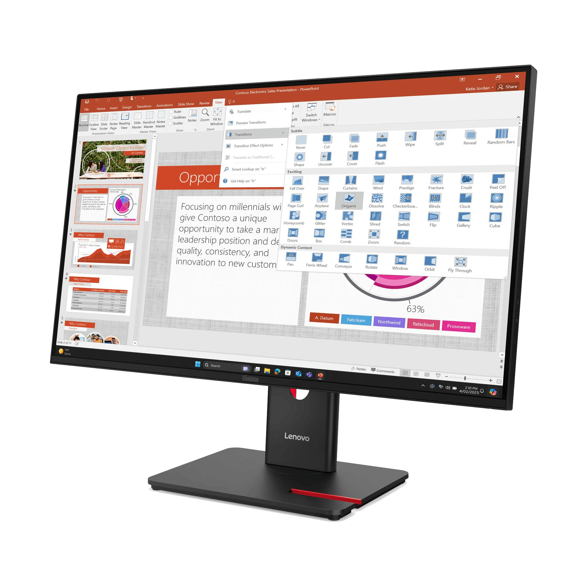 Un monitor Lenovo muestra una presentación de PowerPoint en un escritorio. La pantalla muestra diapositivas con texto y gráficos.