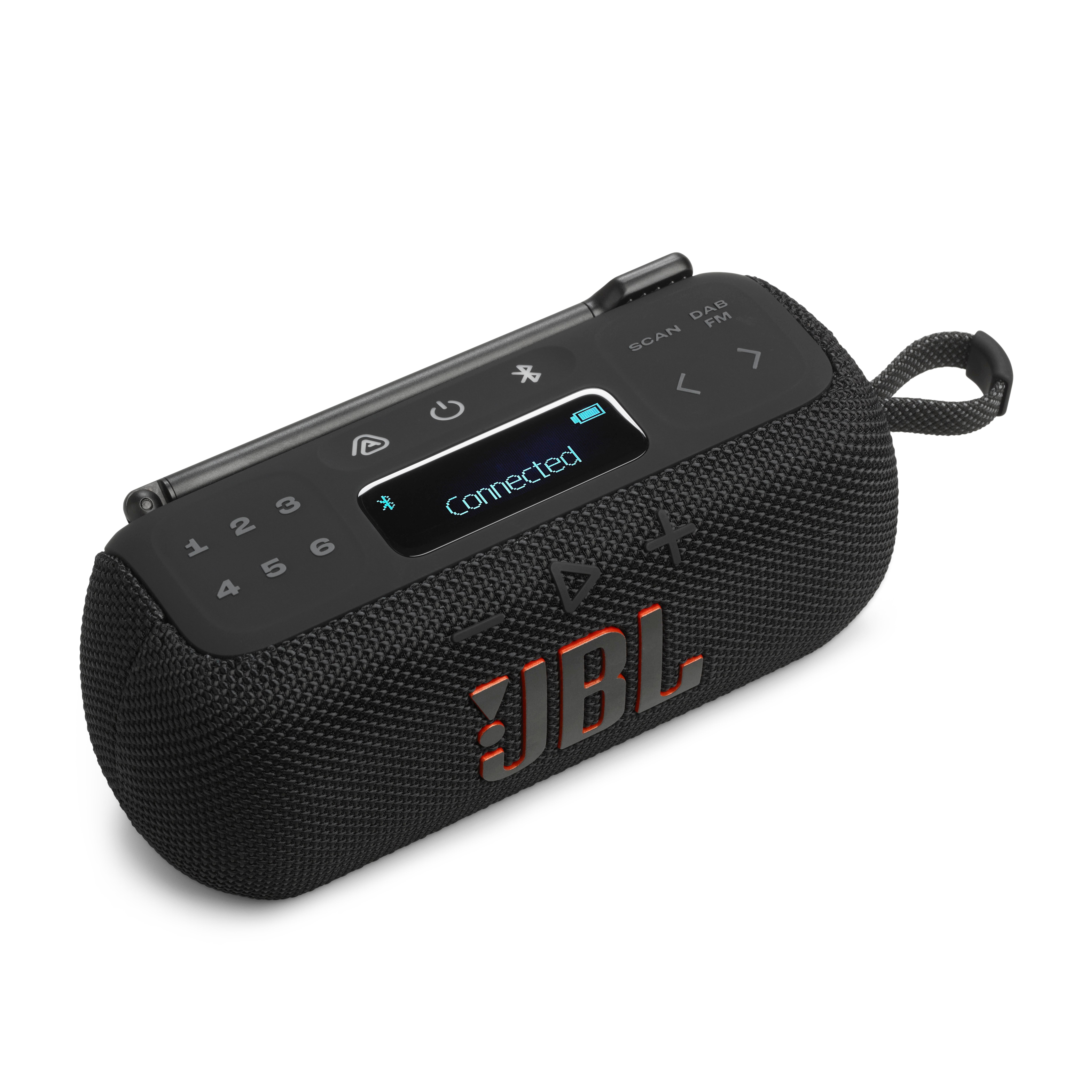 Ein schwarzer JBL-Lautsprecher mit Display, das "Connected" zeigt. Er hat Knöpfe, einen Griff und das JBL-Logo in Orange.