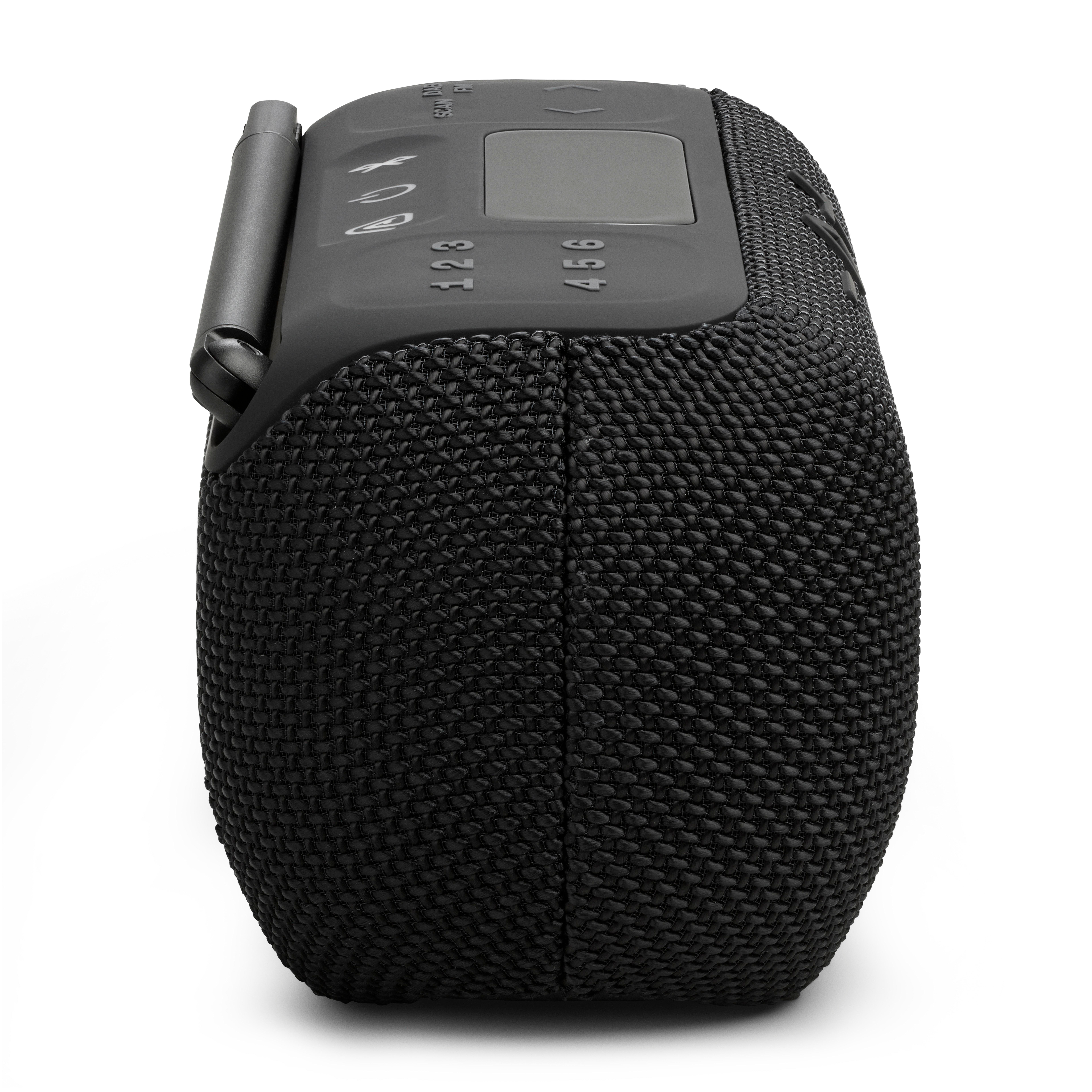 Ein schwarzes tragbares Radio mit gewebter Stoffstruktur. Es hat Knöpfe und eine Antenne. Weißer Hintergrund.