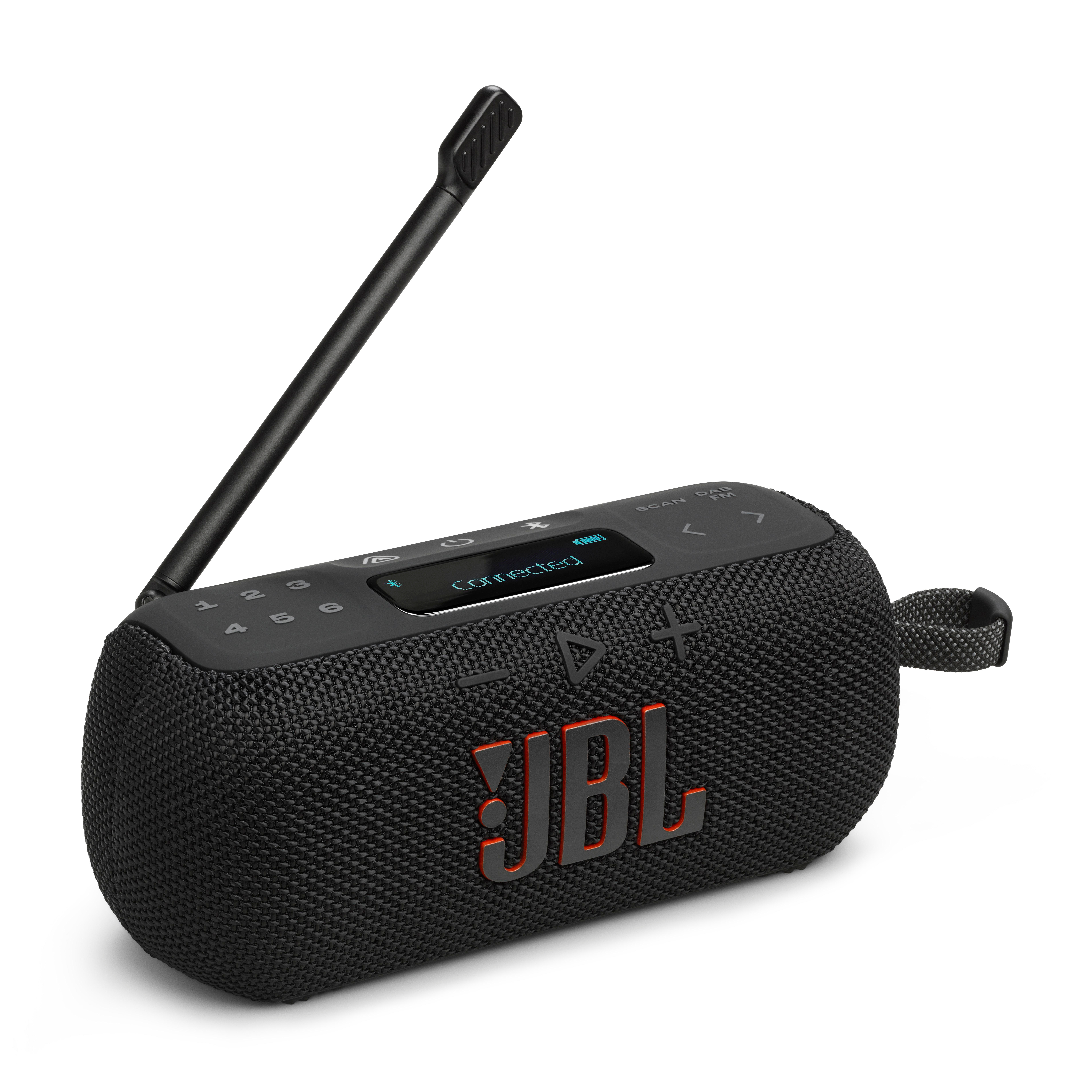 Schwarzer JBL-Lautsprecher mit Antenne, Anzeige 'Verbunden'. Oranges JBL-Logo vorne. Bedienelemente oben. Griff rechts.
