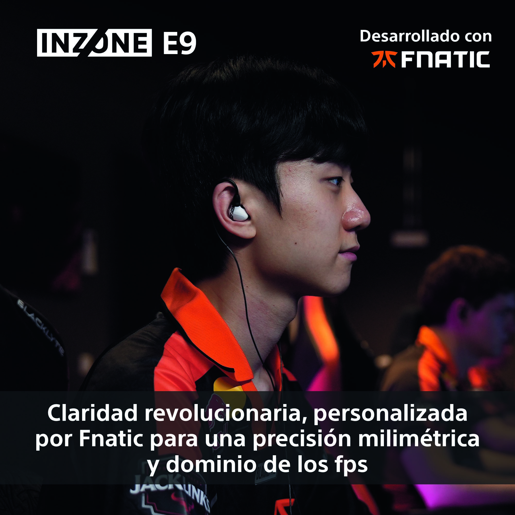 Un hombre con auriculares, perfil lateral. Texto arriba: INZONE E9. Logotipo de FNATIC arriba a la derecha.