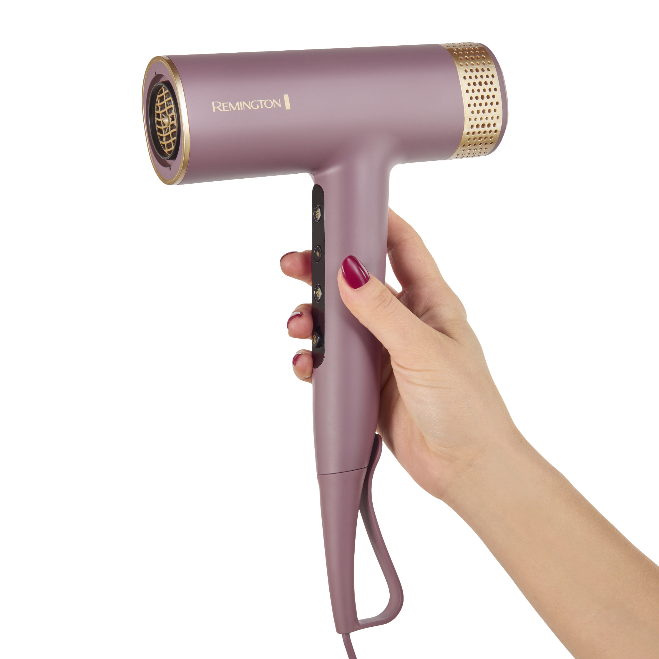 Egy kéz egy mályvaszínű Remington hajszárítót tart. A szárítón arany háló van, a kézen piros körömlakk.