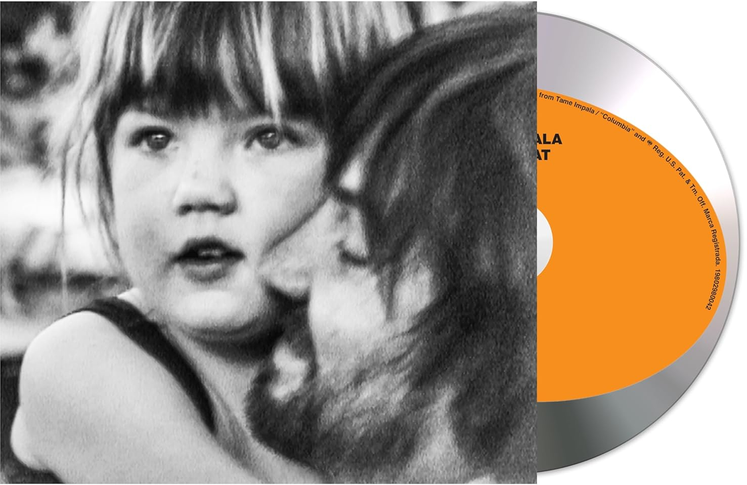Fekete-fehér fotó egy gyermeket és egy csókolózó személyt ábrázol. Egy CD a jobb oldalon, narancssárga és ezüst színben. Album neve látható.