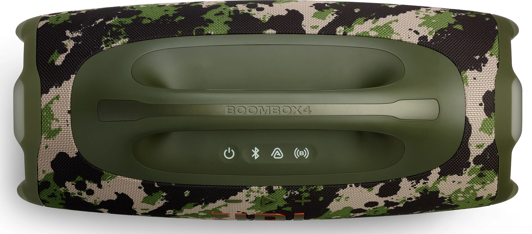 Głośnik JBL Boombox 4 z wzorem kamuflażu. Ma uchwyt i przyciski sterowania. Głośnik jest oliwkowozielony.
