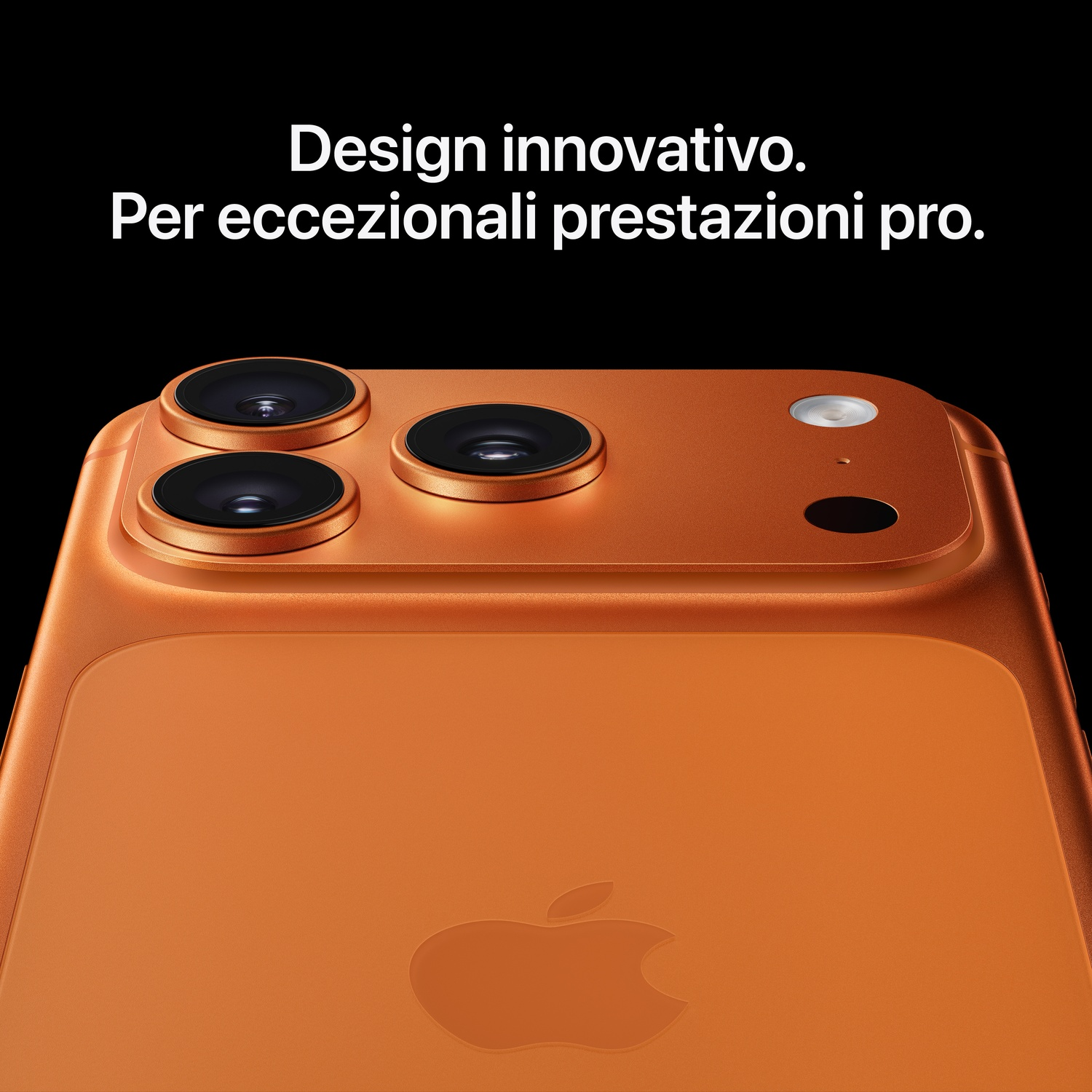 Retro di smartphone arancione con tre fotocamere e flash. Logo Apple visibile. Testo: 'Design innovativo. Per prestazioni pro eccezionali.'