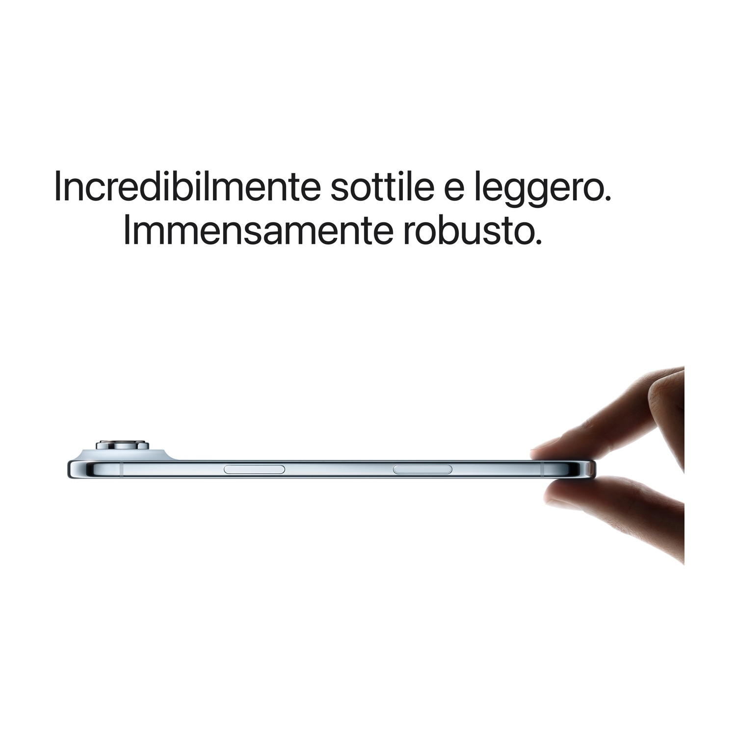Un telefono sottile e argentato è tenuto da dita su sfondo bianco. Il testo sopra recita: Incredibilmente sottile e leggero. Immensamente robusto.