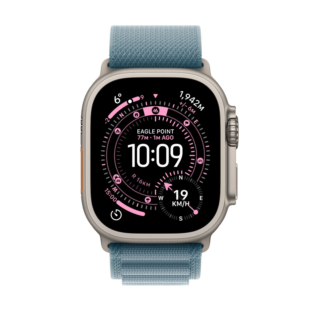 Srebrny Apple Watch Ultra z niebieskim paskiem. Tarcza pokazuje godzinę 10:09 z danymi, takimi jak prędkość i wysokość.