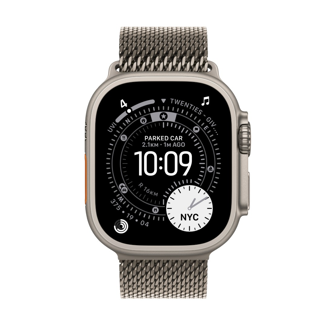 Srebrny Apple Watch Ultra wyświetla godzinę 10:09. Zegarek ma bransoletę z siatki i pomarańczowy boczny przycisk.
