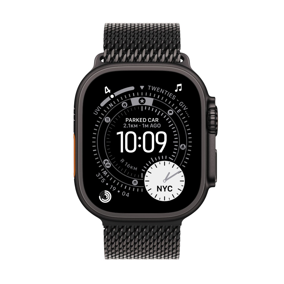 Czarny smartwatch z siatkowym paskiem. Ekran wyświetla godzinę 10:09, wraz z innymi danymi, takimi jak zaparkowany samochód i NYC.