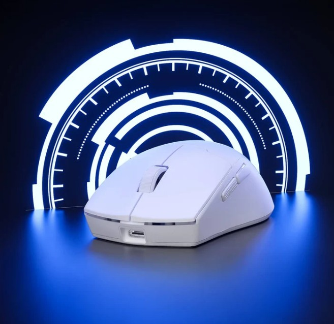 Biała mysz bezprzewodowa znajduje się przed niebieską świecącą grafiką. Tło to ciemnoniebieski gradient.