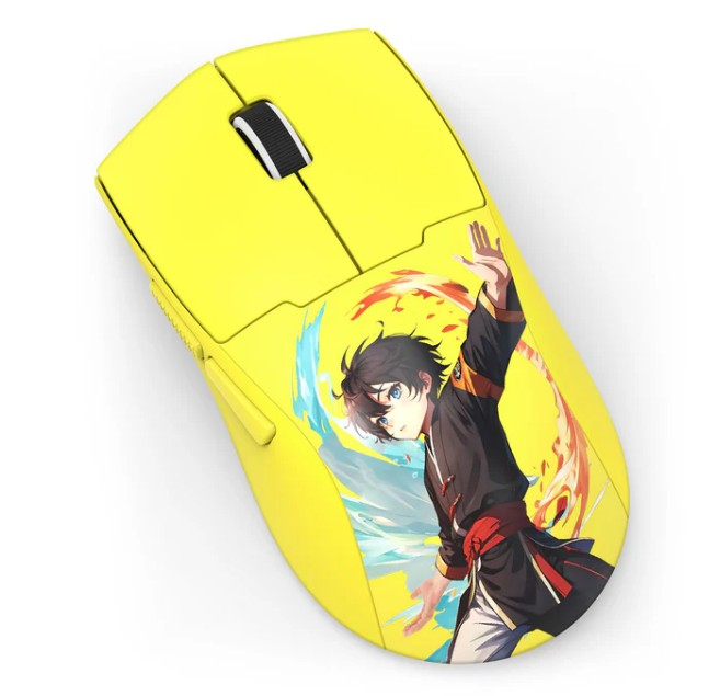Żółta mysz komputerowa z ilustracją w stylu mangi. Ilustracja przedstawia postać w czarno-czerwonym stroju, z efektami ognia i wody.
