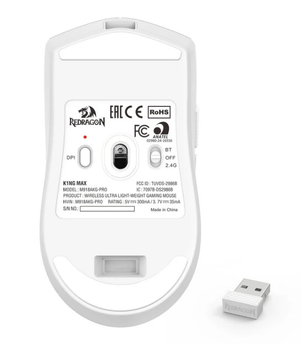 Biała mysz gamingowa Redragon z odbiornikiem USB. Mysz ma przyciski, kółko przewijania i oznaczenia dla DPI i typu połączenia.