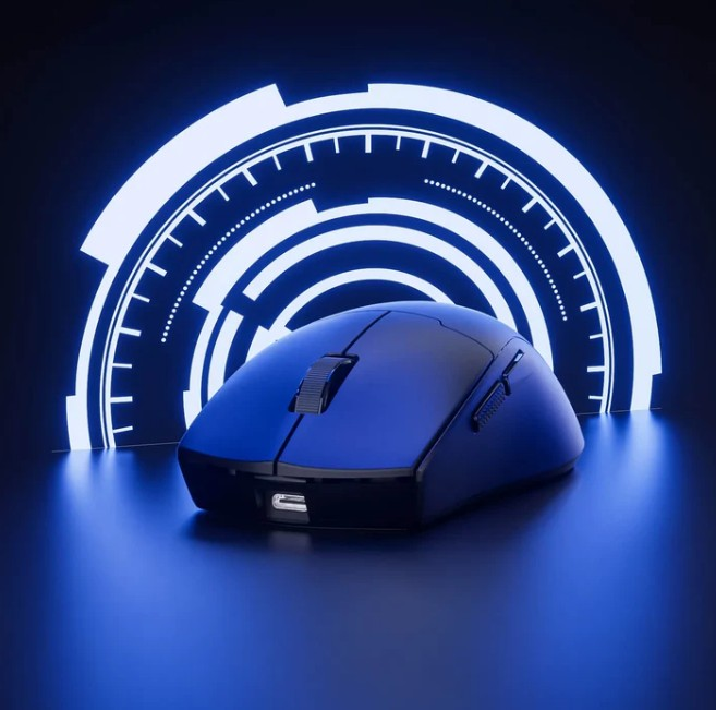 Niebieska mysz komputerowa leży na odblaskowej powierzchni, na tle świecącego białego cyfrowego wzoru na ciemnym tle.