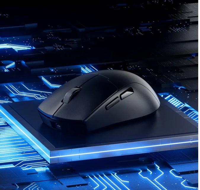 Czarna mysz komputerowa leży na ciemnoniebieskiej platformie z podświetlonymi niebieskimi wzorami obwodów drukowanych w tle.