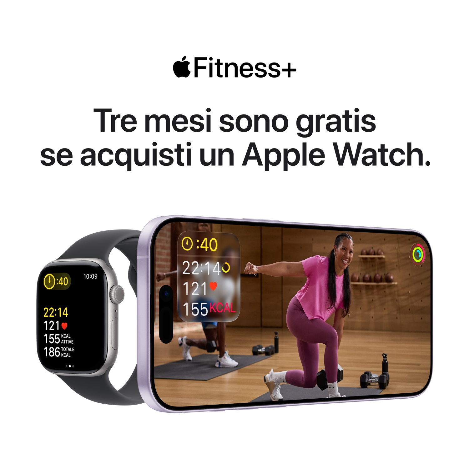 Un Apple Watch e iPhone mostrano allenamento Fitness+. Donna in rosa si esercita. Testo: Ottieni tre mesi gratis con l'acquisto di Apple Watch.