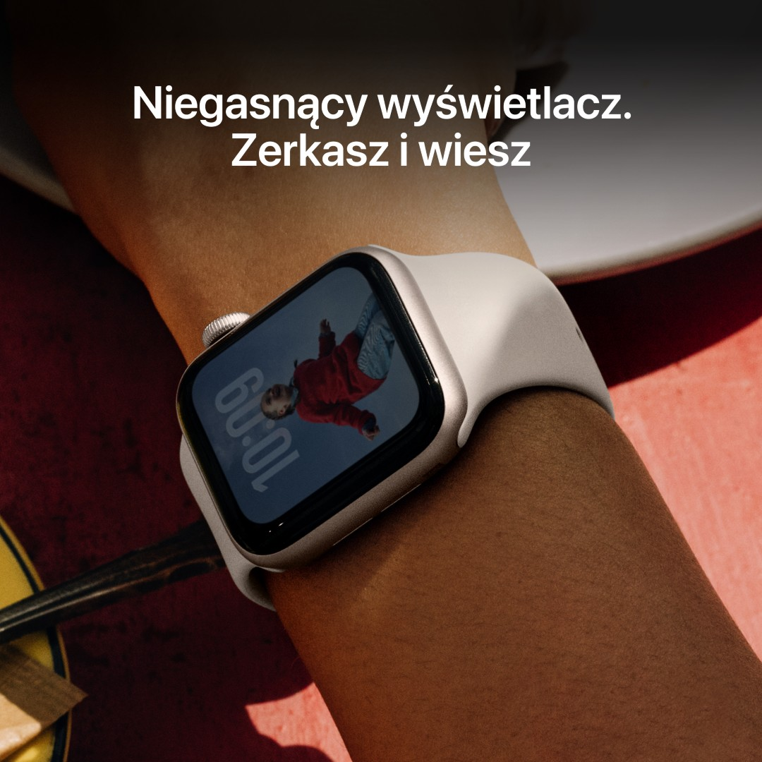 Nadgarstek z inteligentnym zegarkiem pokazującym spadającą osobę. Zegarek ma biały pasek i srebrną obudowę. Tło jest czerwone.