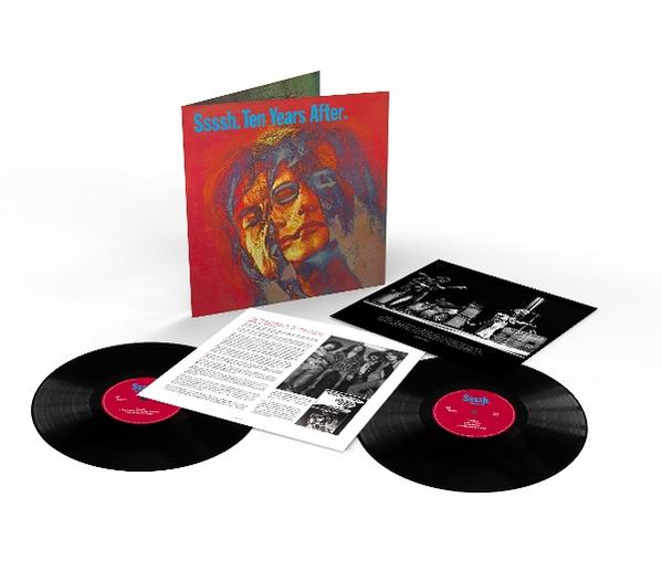Arcművészettel ellátott albumborító. Bakelit lemezek, albumborító és belső borító fehér háttéren. Piros és fekete színek láthatók.