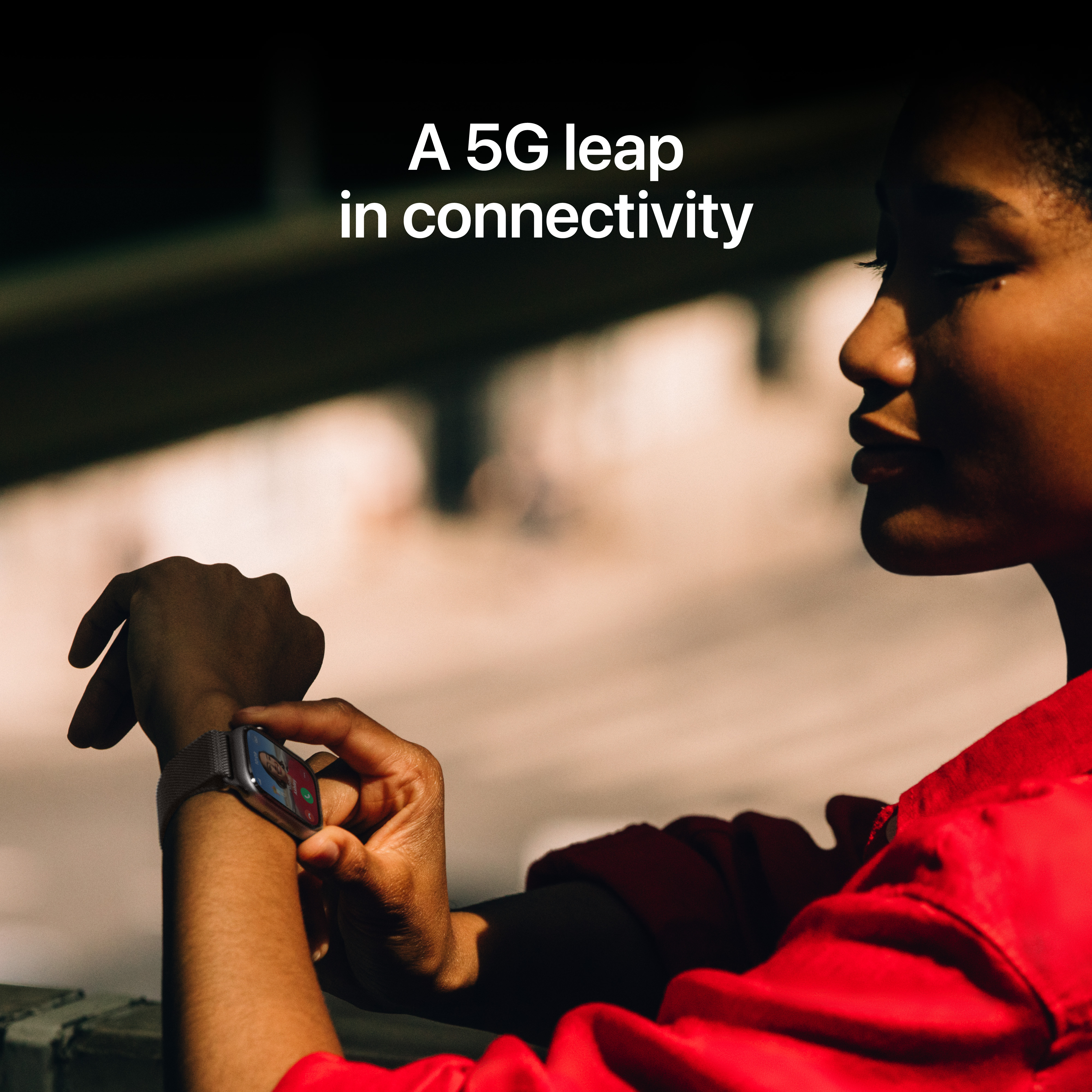 Femme avec une smartwatch passant un appel. Chemise rouge et message de connectivité 5G.