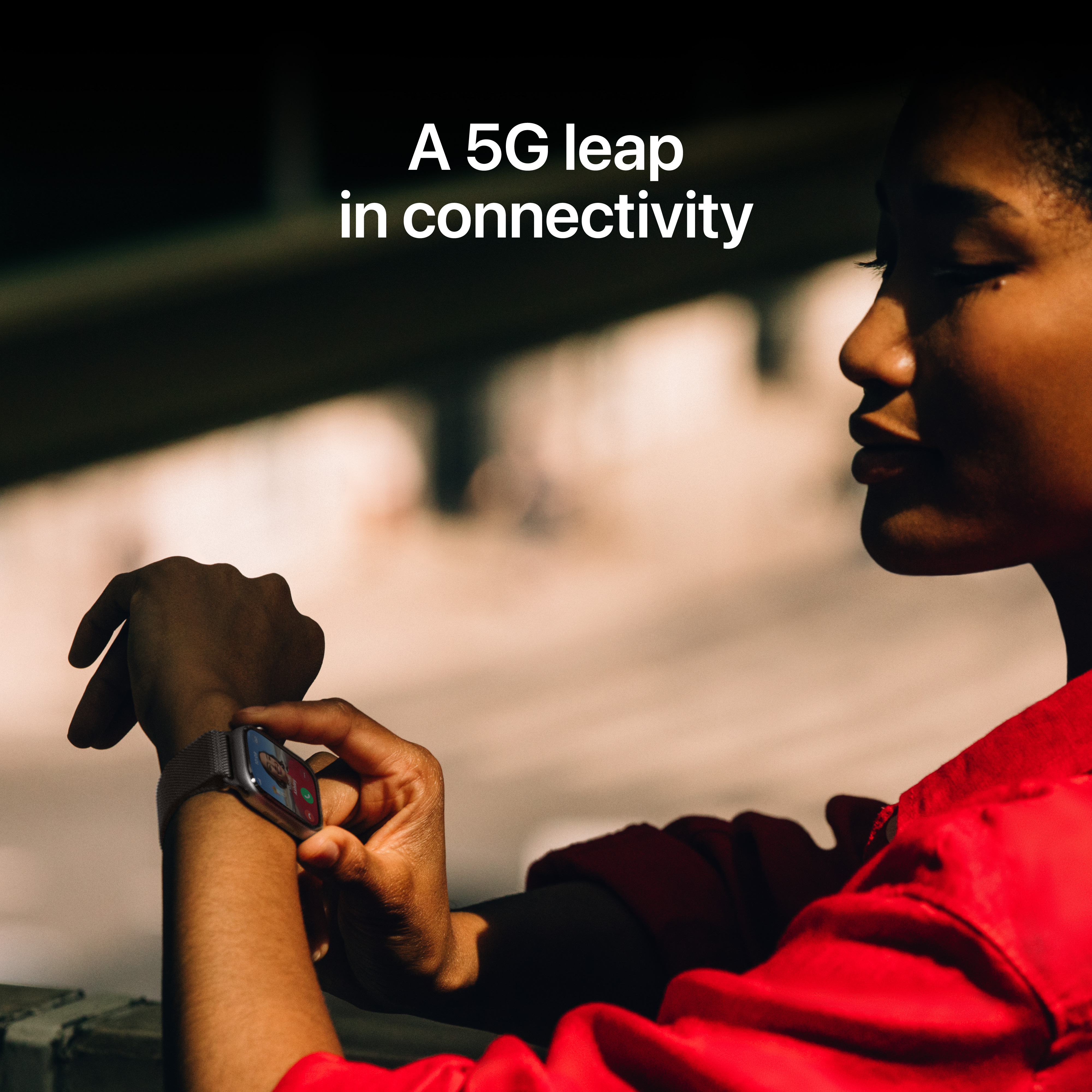 Une femme en chemise rouge regarde son Apple Watch. Le texte dit: Un bond 5G dans la connectivité.