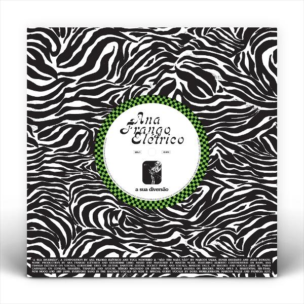 Schallplatte mit Zebra-Hintergrund. Das Mittellabel ist grün und weiß, mit Bandname und Albumtitel.