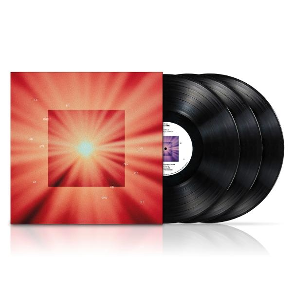 Drei schwarze Schallplatten mit rotem Albumcover. Das Cover zeigt ein zentrales Quadrat und einen strahlenden Lichteffekt.